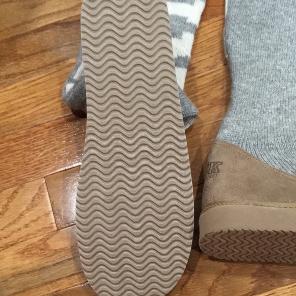 Victoria’s Secret PINK Mukluks BNWT - Picture 4 of 6